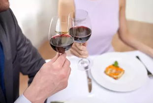 為何紅酒不宜一口咽下 品味與健康的雙重考量